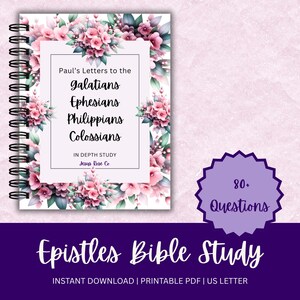 Puede incluir: Un cuaderno con espiral y una cubierta floral con flores rosas y el texto "Paul's Letters to the Galatians, Ephesians, Philippians, Colossians." Una pancarta púrpura en la parte inferior dice "Epistles Bible Study". Una forma de estrella púrpura dice "80+ Questions".