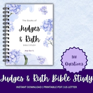Puede incluir: Una guía de estudio bíblico encuadernada en espiral titulada "Judges & Ruth" con una cubierta blanca adornada con flores azules estilo acuarela. El texto de la portada incluye "The Books of Judges & Ruth" y "Bible Study". Una insignia púrpura dice "100 Preguntas".