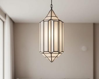 Ręcznie robiona lampa wisząca z marokańskiego mosiądzu | Mleczny szklany żyrandol w kształcie kuli