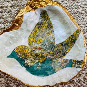 Vogel mit Vintage Karte Decoupage Austernmuschel, Muschel Kunst, Einzigartiges Geschenk, Strand Dekor, Jahrestag, Geburtstag, Hochzeit, Gastgeschenk