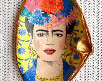 Frida Kahlo con fiori Decoupage su conchiglia: giallo, blu, rosso