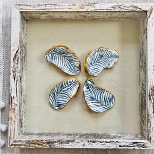 Set di 4 conchiglie di ostriche decoupage di felce blu e bianca in cornice Shadow Box 11x11, decorazione da spiaggia costiera, regalo unico, arte delle conchiglie oceaniche