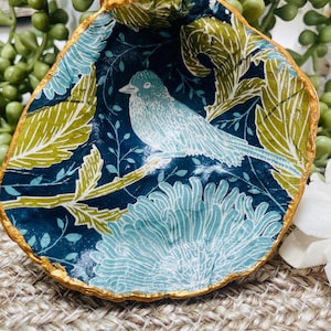 Plato de concha de ostra con decoupage: Arte de aves con impresión en bloque