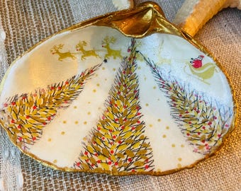 Decoupage Christmas Clam Shell: Coastal Holiday Decor