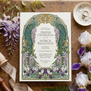 Può includere: Un invito a nozze in stile Art Nouveau con motivi di pavoni e floreali. L'invito annuncia il matrimonio di Jennifer Chamberlain e Patrick Wellington, con data e ora. Il design è color crema con accenti verdi, viola e oro.