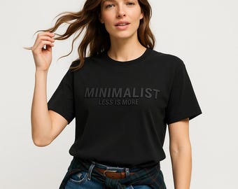Camiseta gráfica minimalista: "Menos es más" de algodón hilado en anillo unisex
