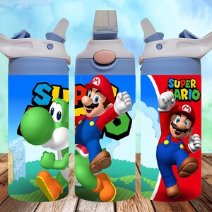 Peut inclure: Trois gourdes d'eau bleues avec différents motifs de personnages de Super Mario Bros. Les gourdes représentent Mario, Luigi et Yoshi.