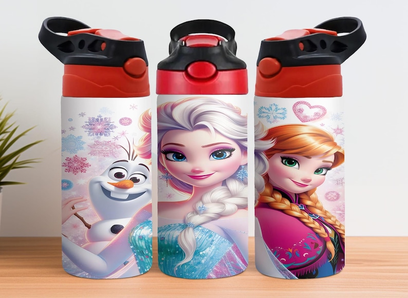Puede incluir: Tres botellas de agua blancas con tapas negras y rojas. Cada botella presenta un personaje diferente de la pel&iacute;cula Frozen: Olaf, Elsa y Anna. Las botellas tienen un tema invernal con copos de nieve y corazones.