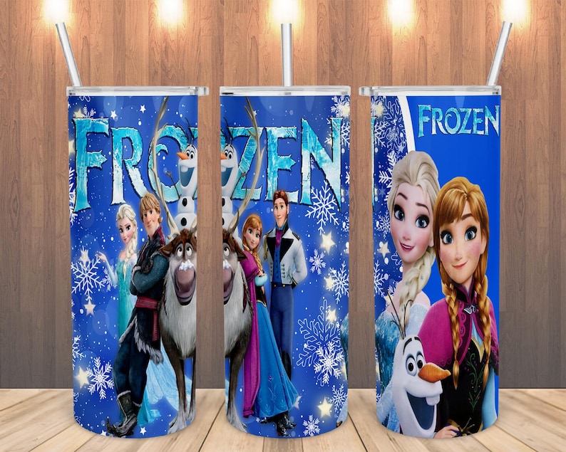 Puede incluir: Tres vasos de acero inoxidable con personajes de la pel&iacute;cula "Frozen". Los vasos muestran a Elsa, Anna, Olaf, Kristoff y Sven sobre un fondo azul con copos de nieve. Cada vaso tiene una pajita plateada.