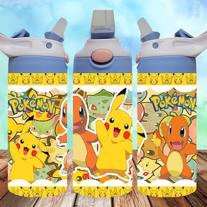 Może przedstawiać: Trzy niebiesko-białe butelki z wodą z motywem Pokemon. Butelki przedstawiają różne postacie Pokemonów, w tym Pikachu, Charmandera i Bulbasaura. Butelki mają słomkę i klapkę.