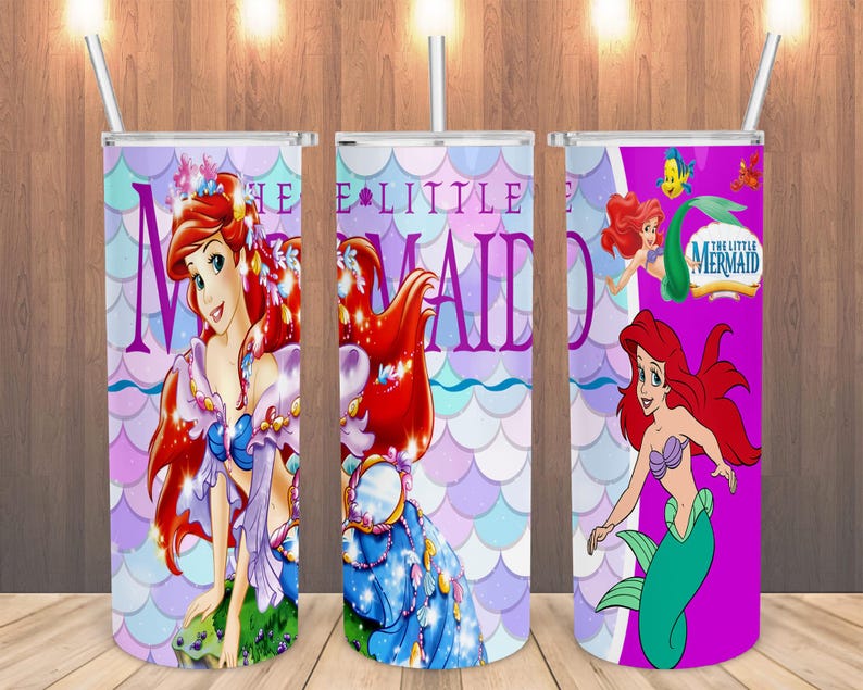 Puede incluir: Tres vasos de acero inoxidable con pajitas, cada uno con una imagen de Ariel de La Sirenita. Los vasos tienen un fondo con un patr&oacute;n de escamas moradas y blancas y el texto "THE LITTLE MAID".