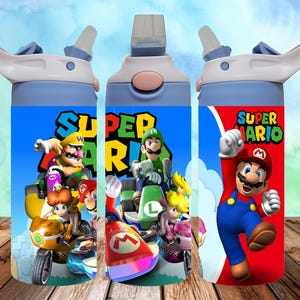 Peut inclure: Trois gourdes bleues avec des personnages de Super Mario et l'inscription "Super Mario". Les bouteilles ont des couvercles blancs et bleus avec un bec verseur rabattable. Les graphismes incluent Mario, Luigi et d'autres personnages du jeu.