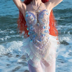 Maillot de bain sirène de luxe, chaîne de corps irisée et couture festival ornée de cristaux, parfait pour les concerts, les fêtes sur la plage, les événements haut de gamme