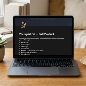 Könnte beinhalten: Ein Laptop-Bildschirm zeigt die Benutzeroberfläche von Therapist OS Full Product mit dunklem Hintergrund, weißem Text und einem goldenen Logo. Der Bildschirm listet Funktionen wie Dashboard, Clients & Projects, Task Manager, Finance Tracker und Session Notes auf.