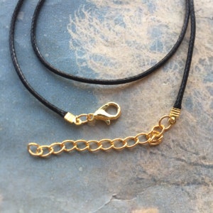 Acabado en oro brillante -- Nuevo tamaño 15 piezas 1,5 mm de diámetro 12-30 pulgadas Cordones ajustables de cuero de Corea -- 25 colores para su elección