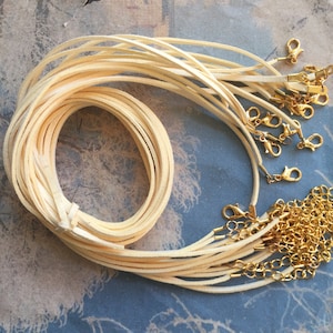 Helder gouden afwerking - 15 stuks 12-24 inch verstelbare 3x1,5 mm platte ivoor suède kettingkoorden met karabijnsluitingen - meer dan 25 kleuren