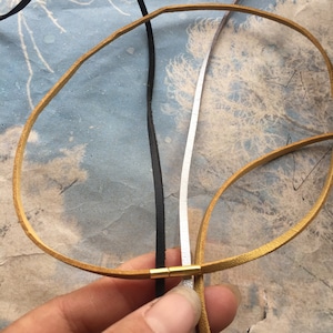 5 stks 3x1.5mm 12-28 inch uw keuze Zwart/goud/zilver platte suède lederen choker ketting koorden met goud roestvrij naald gespen