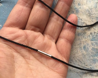 3 piezas de alta calidad de 2 mm (12-24 pulgadas) para su elección, cordones de collar de seda coreana negra con cierres de aguja de plata, oro y bronce envejecido.