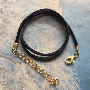 Heldergouden afwerking: kleine afwerking hoge kwaliteit 50 stuks 16-18 inch verstelbare 2 mm zwart satijnen kettingkoorden met karabijnsluiting