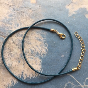 alta calidad 5pcs 2mm 12-28 pulgadas más de 20 colores para su elegir cordones de collar de cuero de Corea con acabado dorado