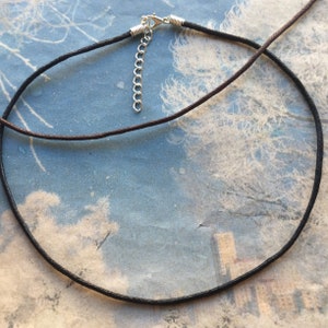 10pcs 12-24 pulgadas ajustable 2mm negro / marrón encerado collar de collar con cierres de langosta de plata brillante