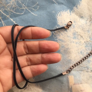 10pcs 12-24 pulgadas ajustable 3x1mm 17 colores para su elección cordones de collar de satén trenzado suave plano con cierres de langosta de cobre envejecido