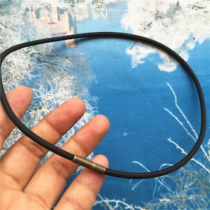 5 cordones de goma negros de 3,0 mm y 12 a 24 pulgadas de alta calidad para su elección con cierres de aguja de acero inoxidable de bronce envejecido