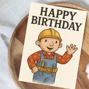 Könnte beinhalten: Geburtstagskarte mit dem Text "HAPPY BIRTHDAY" in Schwarz. Die Karte zeigt eine Cartoon-Illustration eines Bauarbeiters mit gelbem Helm, orangefarbenem kariertem Hemd und blauer Latzhose. Der Arbeiter winkt.