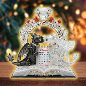 Peut inclure: Une figurine de mariage décorative représentant deux dragons, un noir et un blanc, se faisant face. La figurine comprend un calendrier marqué "Mariés novembre 2025" et le texte "Je t'aimerai jusqu'à ce que je sois vieux et édenté."