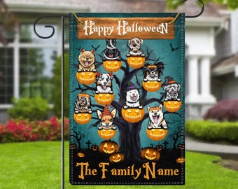 以下が含まれることがあります： ハロウィーンのガーデンフラッグ。木、カボチャ、犬が描かれています。「Happy Halloween」と「The Family Name」の文字。犬はジャック・オ・ランタンの中にいて、背景はティール色、木は黒色です。