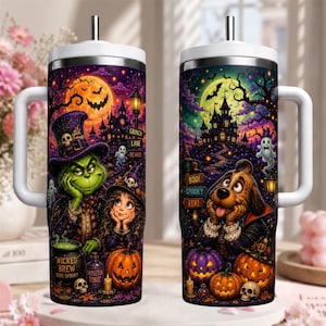 Może przedstawiać: Dwa kubki ze stali nierdzewnej z uchwytami i pokrywkami, ozdobione żywymi ilustracjami o tematyce Halloween. Jeden przedstawia zieloną postać i dziewczynkę z dyniami oraz znak z napisem Grinch Lane. Drugi pokazuje psa, dynie oraz znaki z napisami Boo, Spooky i Eek.