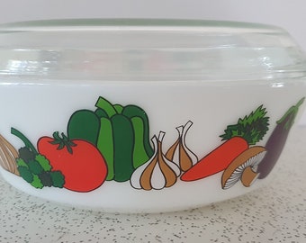 kent...1970s vintage English Pyrex 8.5 inch casserole dish with lid