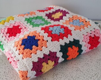 I quadretti della nonna in tutti i colori... coperta da lettino vintage fatta a mano all'uncinetto