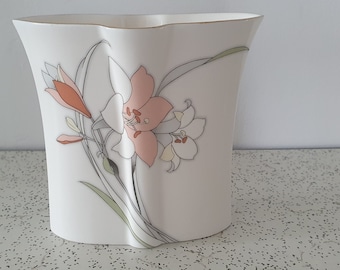 lillies...1980s vintage porcelain vase