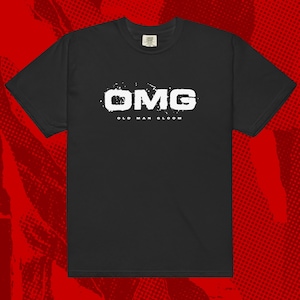 Puede incluir: Camiseta negra con un estampado gráfico blanco que dice "OMG OLD MAN GLOOM".