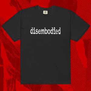 Könnte beinhalten: Schwarzes T-Shirt mit dem Wort "disembodied" in Weiß auf der Vorderseite. Das T-Shirt hat kurze Ärmel und einen Rundhalsausschnitt. Der Hintergrund ist ein rotes Halbtonmuster.