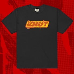 Puede incluir: Camiseta negra con un logotipo amarillo y naranja que dice "KNUT" en una fuente desgastada.