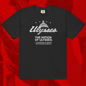 Puede incluir: Camiseta negra con texto gráfico y diseño en blanco. El diseño incluye la palabra "Ulysses", una ilustración del Capitolio y la frase "THE NATION OF ULYSSES; (a synthesis of speed and transformations)".