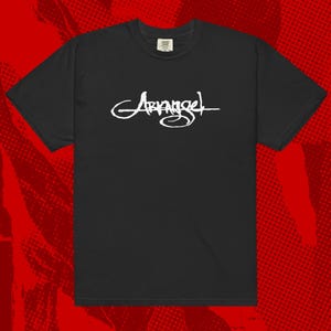 Könnte beinhalten: Schwarzes T-Shirt mit einem weißen Aufdruck des Wortes "Archangel" in einer stilisierten Schrift.