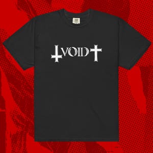 以下が含まれることがあります： 黒いTシャツに、白で上下逆さまの十字架が2つと、その間に「VOID」という文字が書かれたグラフィックがプリントされています。