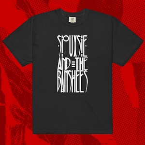 Op de afbeelding: Zwart T-shirt met witte tekst die "Siouxsie and the Banshees" zegt.