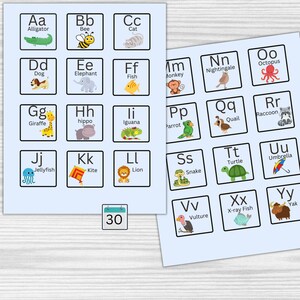 Op de afbeelding: Een blauw en wit alfabetkaart met illustraties van dieren voor elke letter. De kaart bevat een kalender met het nummer 30.