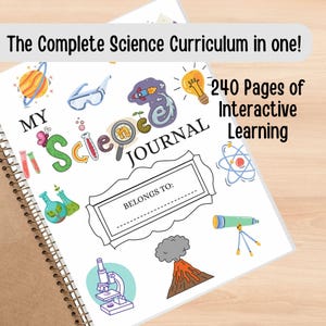 Op de afbeelding: Een witte omslag van een wetenschapsjournaal met kleurrijke illustraties van wetenschappelijke objecten, waaronder een microscoop, een raket, een gloeilamp, een vergrootglas, een vulkaan, een telescoop en een bekerglas. De omslag bevat ook de tekst "My Science Journal" en "240 Pages of Interactive Learning".