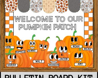 Può includere: Un kit bacheca incorniciato con la scritta "WELCOME TO OUR PUMPKIN PATCH". Il design presenta zucche dei cartoni animati con nomi come "Don", "Sophie" e "Jenny". Il bordo superiore presenta motivi decorativi. Il testo in basso recita "BULLETIN BOARD KIT".