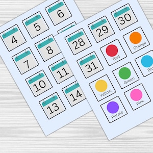 Op de afbeelding: Twee vellen papier met kalenderdata van 4 tot en met 31 en gekleurde cirkels met de woorden rood, oranje, geel, groen, blauw, paars en roze.