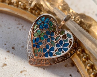 Colgante de corazón de oro de 14 quilates, dije de flor de esmalte azul verdoso
