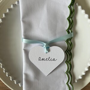 Marcadores de lugar em formato de coração com fita de cetim rosa ou azul - personalizados ou em branco - Chá de bebê, despedidas de solteira, etiquetas de nome de casamento