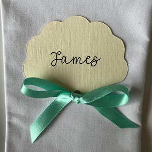 Segnaposto a forma di conchiglia smerlata, Segnaposto per matrimonio in spiaggia, Segnaposto con fiocco in raso in stile costiero, Baby shower in stile costiero, Addio al nubilato in spiaggia