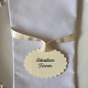 Jakobsmuschel Tischkarten mit Band - Elfenbeinfarbene Tischkarten für Hochzeiten - Burgunderrote Tischkarten - Dinner Party Tischkarten