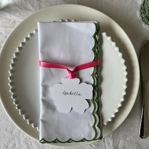 Tarjetas de lugar con flores de hibisco y lazo rosa: etiquetas de nombre personalizadas para bodas, fiestas y mesas de verano. Etiqueta de nombre floral.